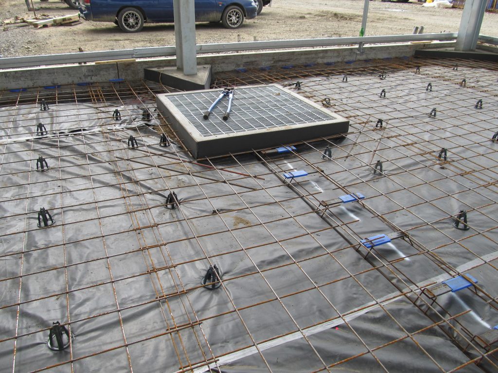 Industrial shed slab with a vapour barrier